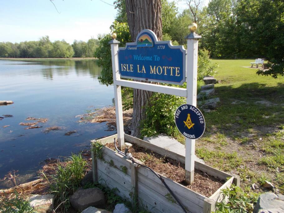 Inn At The Isles Cottage Isle la Motte Exterior photo